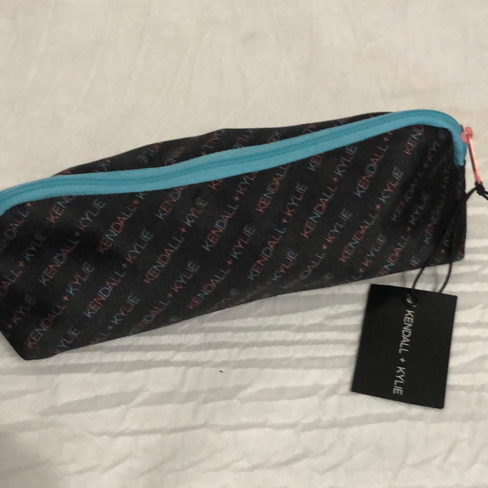 Kendall & Kylie Cosmetics Pouch with 14 Sponges NWT